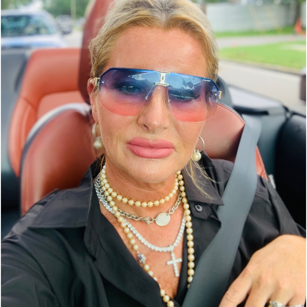 Meet your Posher, Adrienne